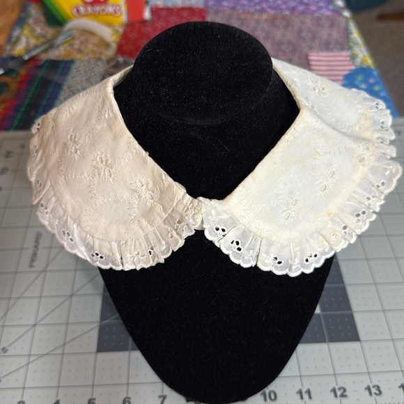 Accessories - Vintage Eyelet Lace Peter Pan Detachable Collar – Embroidered Floral with Ruffle